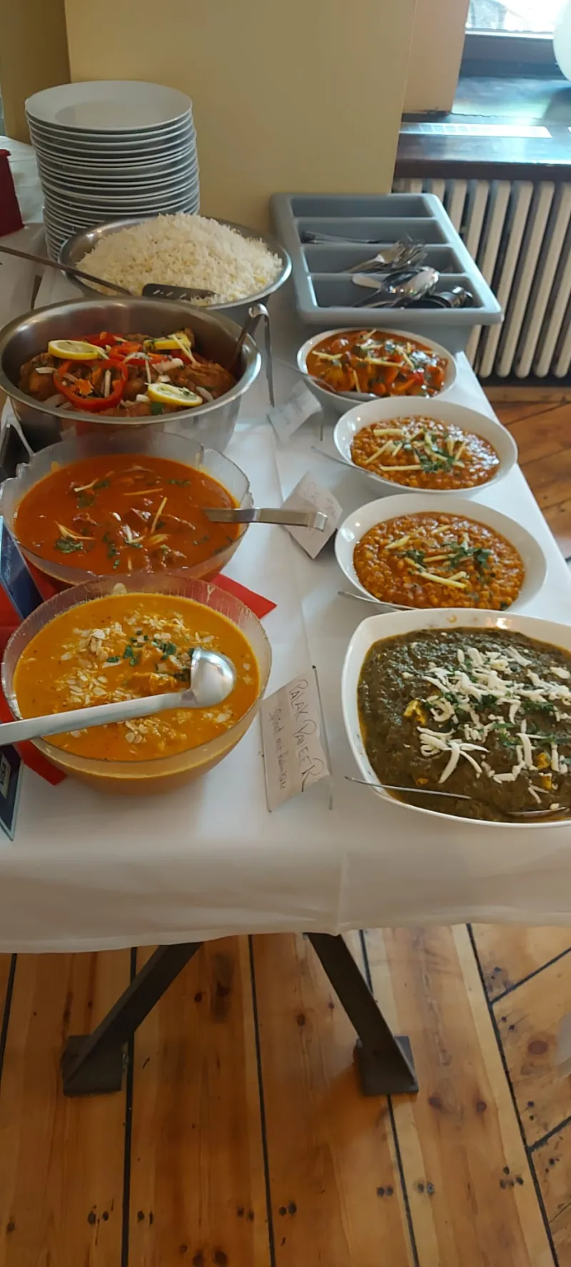Buffet mit verschiedenen Speisen von ProMo
