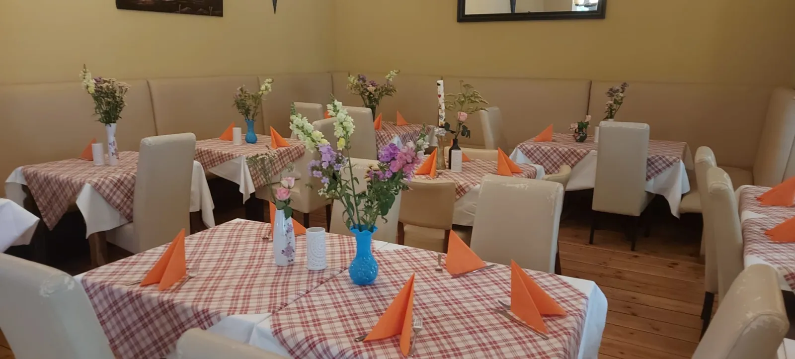 Vorbereitete Tische im ProMo Restaurant