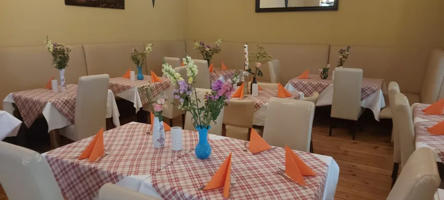 Gedeckte Tische im Restaurant